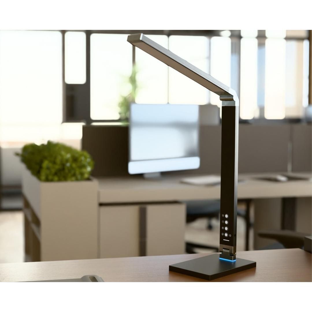 Lampe de bureau LED avec veilleuse Magic Light HANSA - Lampe de bureau Hansa Magic Light, sur un bureau