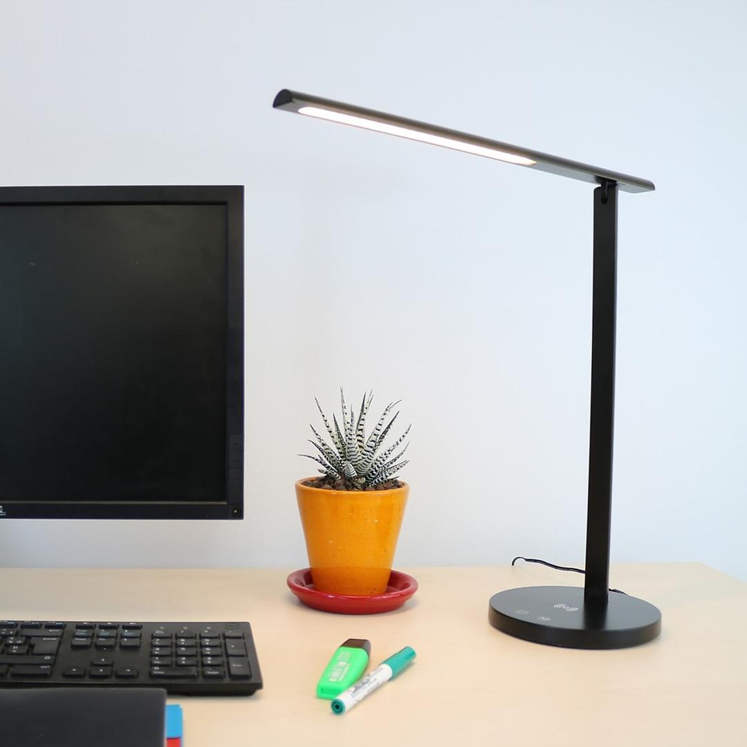 Lampe de bureau LED, chargeur à induction DIVA UNILUX - Lampe de bureau LED UNILUX DIVA noir, en situation sur un bureau