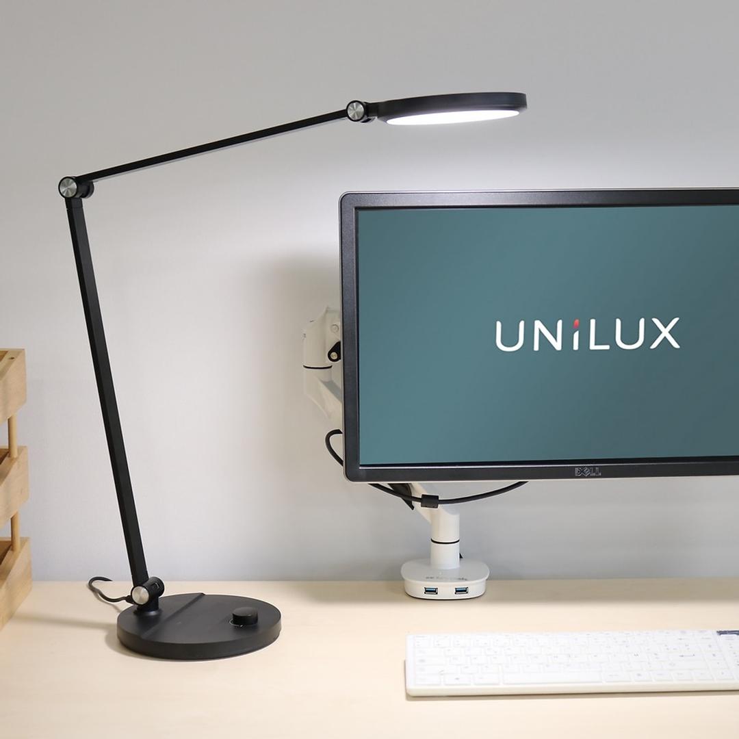 Lampe de bureau LED, bras double EVEREST UNILUX - Lampe de bureau LED UNILUX EVEREST noir, en situation sur un bureau
