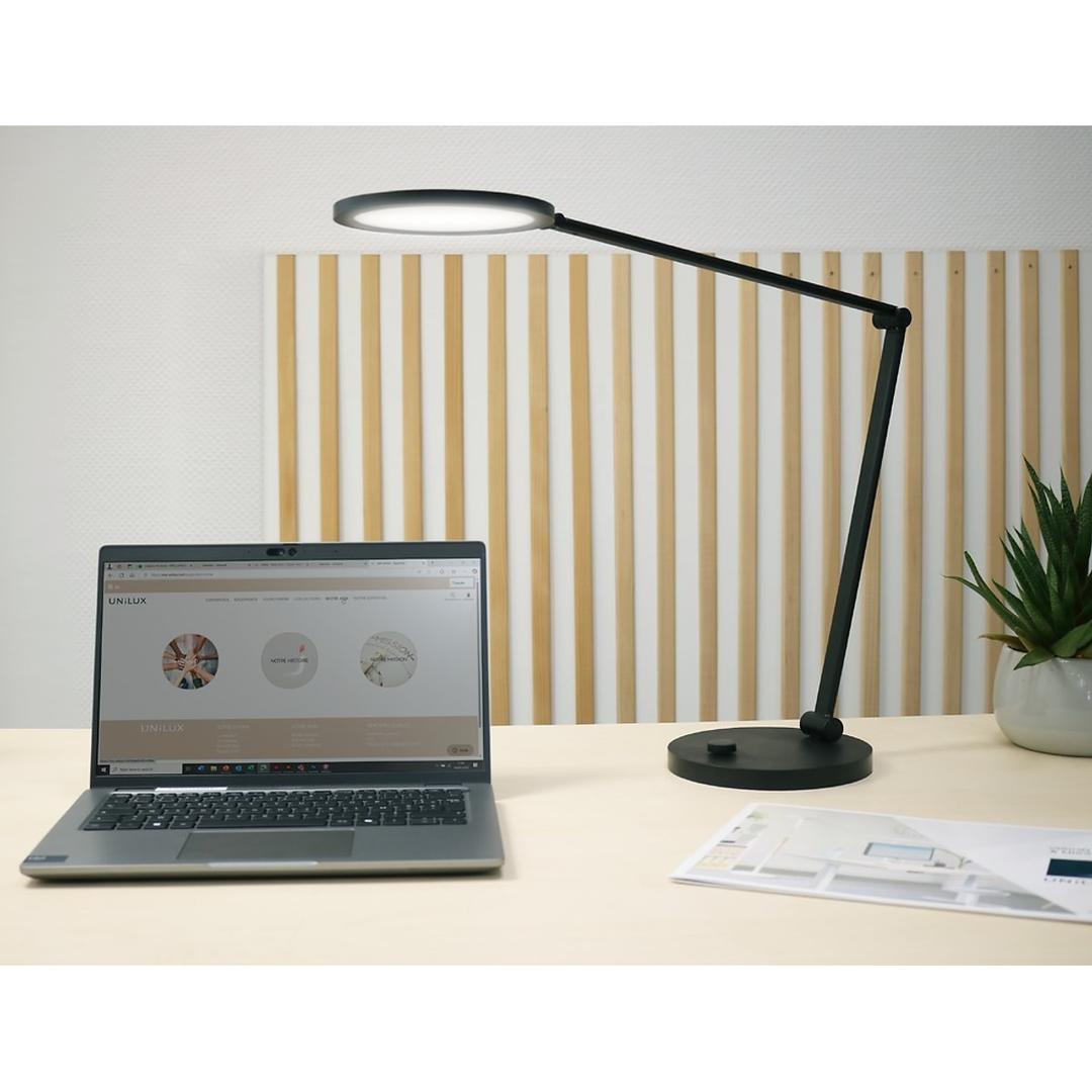 Lampe de bureau LED, IRC 94 OMEGA UNILUX - Lampe de bureau LED UNILUX OMEGA noir, en situation sur un bureau
