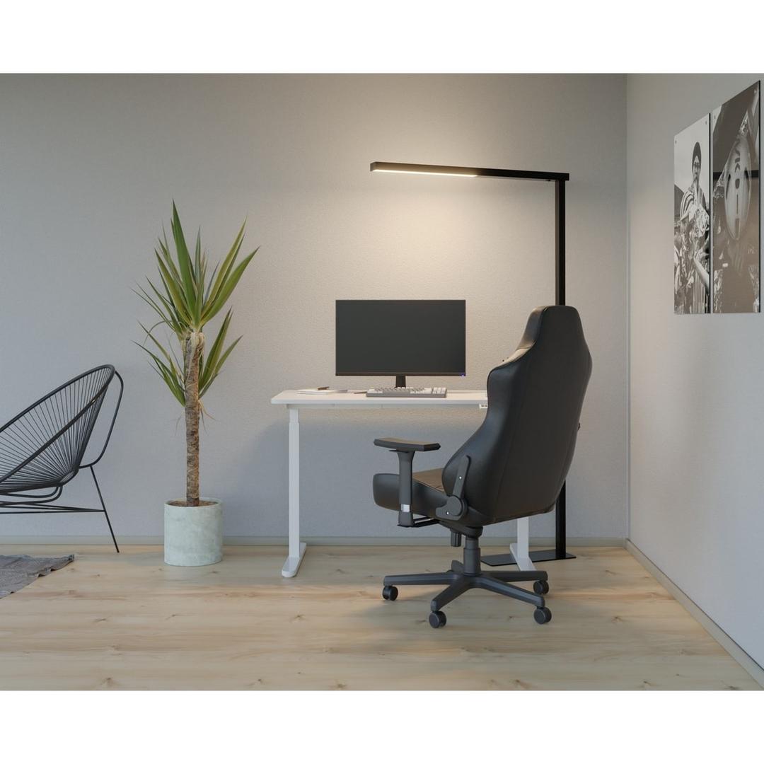 Lampadaire LED de bureau, 3 970 lumens Beryll noir HANSA - Lampadaire Hansa Beryll noir, dans un bureau