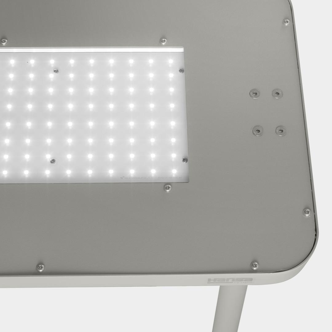 Lampadaire LED de bureau, 10 400 lumens Capella gris argent HANSA - Lampadaire Hansa Capella gris argent, tête allumée vue de dessous