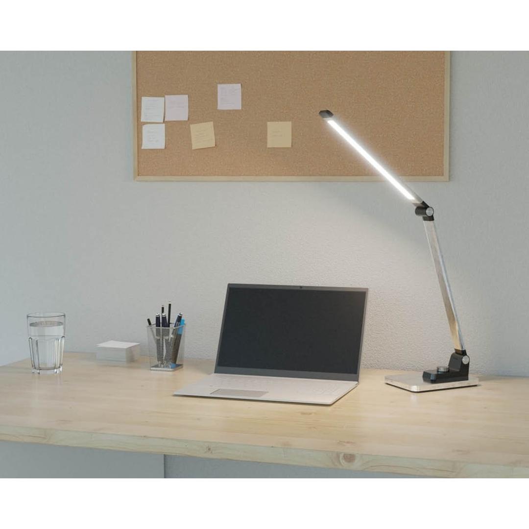 Lampe de bureau LED, bouton variateur Breeze argent brossé HANSA - Lampe de bureau Hansa Breeze argent brossé, sur un bureau