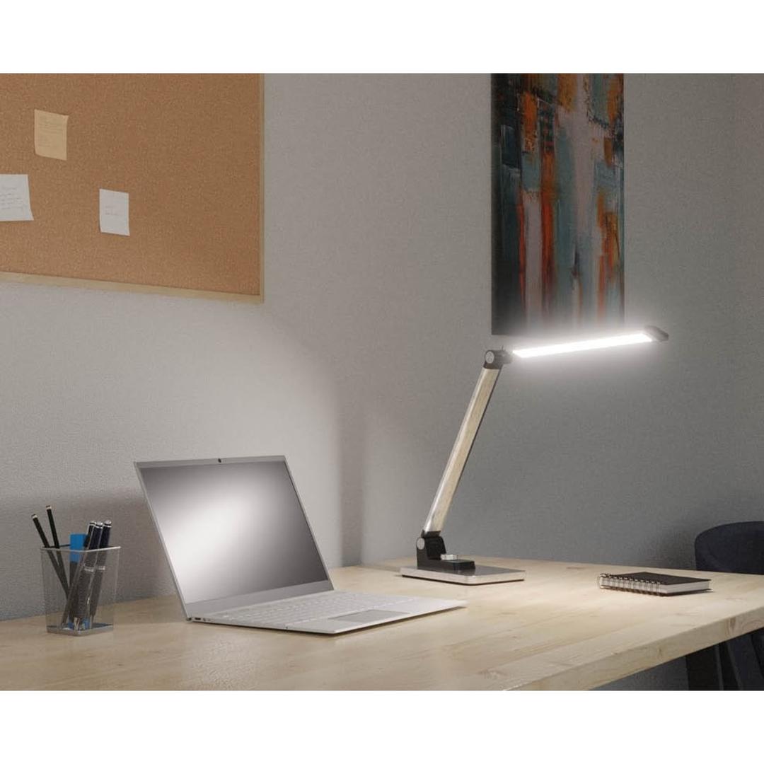Lampe de bureau LED, bouton variateur Breeze argent brossé HANSA - Lampe de bureau Hansa Breeze argent brossé, allumée sur un bureau