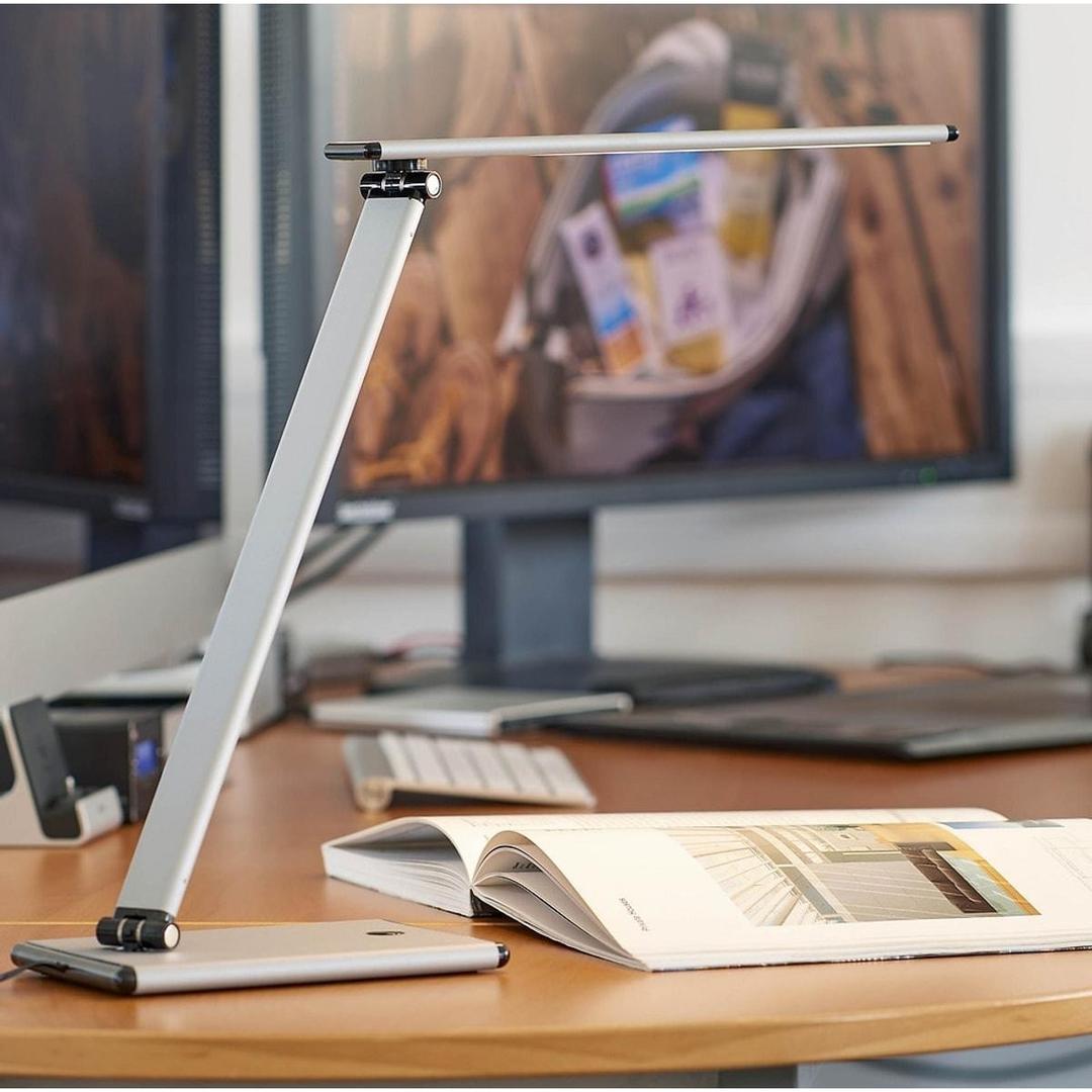Lampe de bureau LED pliable TERRA UNILUX - Lampe de bureau LED pliable UNILUX TERRA gris métal, en situation sur un bureau