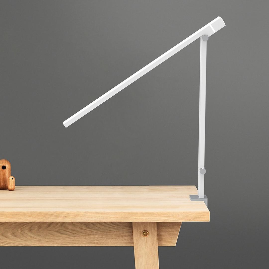 Lampe de bureau LED à pince, détecteur de mouvement VENUSLIGHT UNILUX - Lampe de bureau LED à pince UNILUX VENUSLIGHT blanc, vue de profil en situation