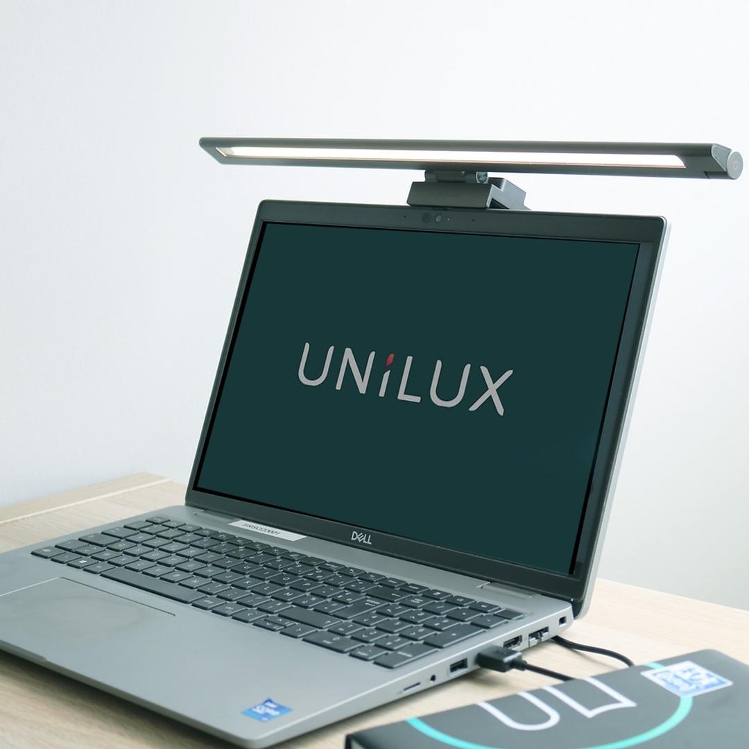 Lampe d'écran LED pour visioconférence VISIOLIGHT UNILUX - Lampe d'écran LED pour visioconférence UNILUX VISIOLIGHT gris, fixée sur un ordinateur portable
