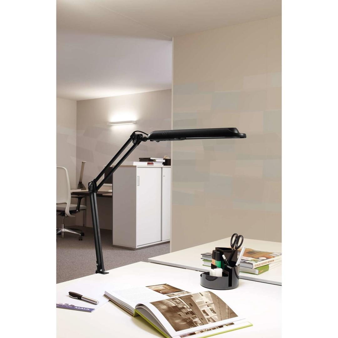 Lampe de bureau LED à pince, 6500 K atlantic noir MAUL - Lampe LED à pince MAULatlantic noir, en situation