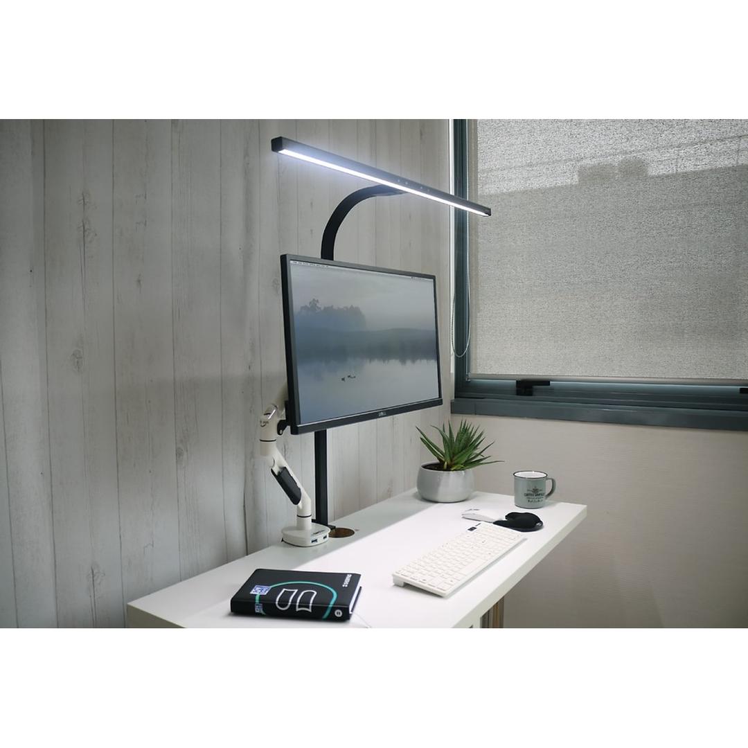 Lampe de bureau LED à pince, mât de 80 cm STRATA 80 UNILUX - Lampe de bureau LED à pince UNILUX STRATA 80 noir, en situation sur un bureau