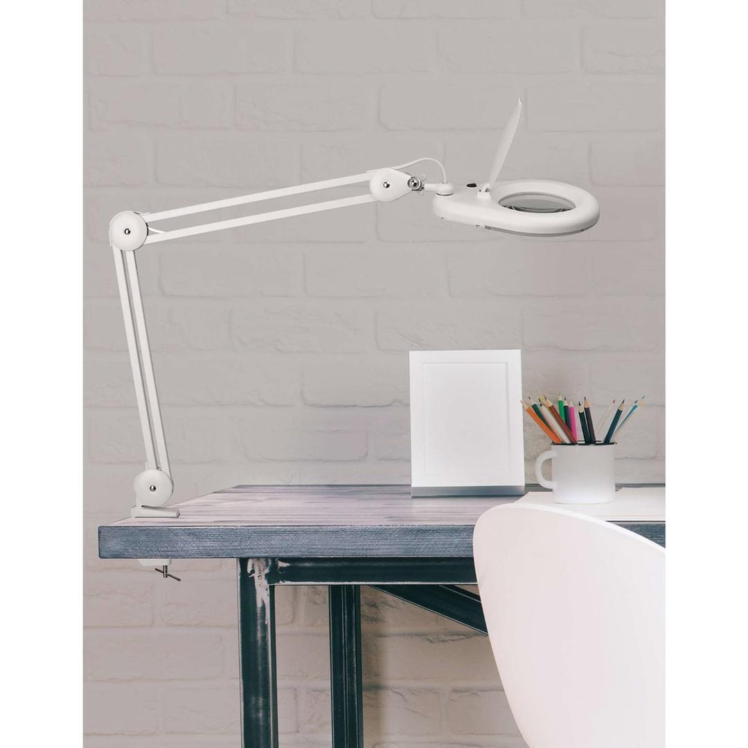 Lampe loupe LED à pince, 3 dioptries viso blanc MAUL - Lampe loupe LED à pince MAULviso blanc, en situation