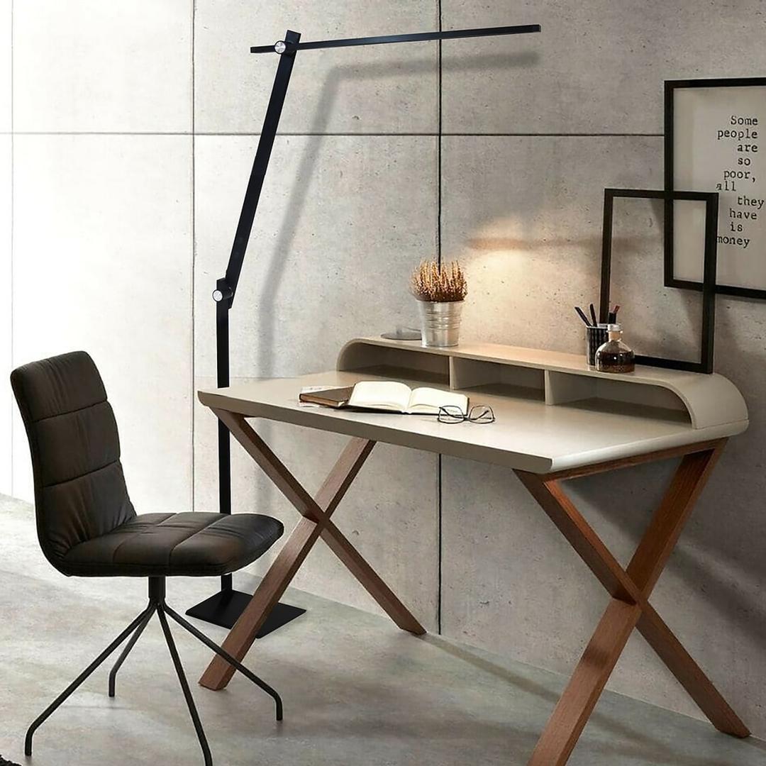 Lampadaire LED à bras pliants LUMILIGHT UNILUX - Lampadaire LED à bras pliants UNILUX LUMILIGHT noir, en situation dans un bureau