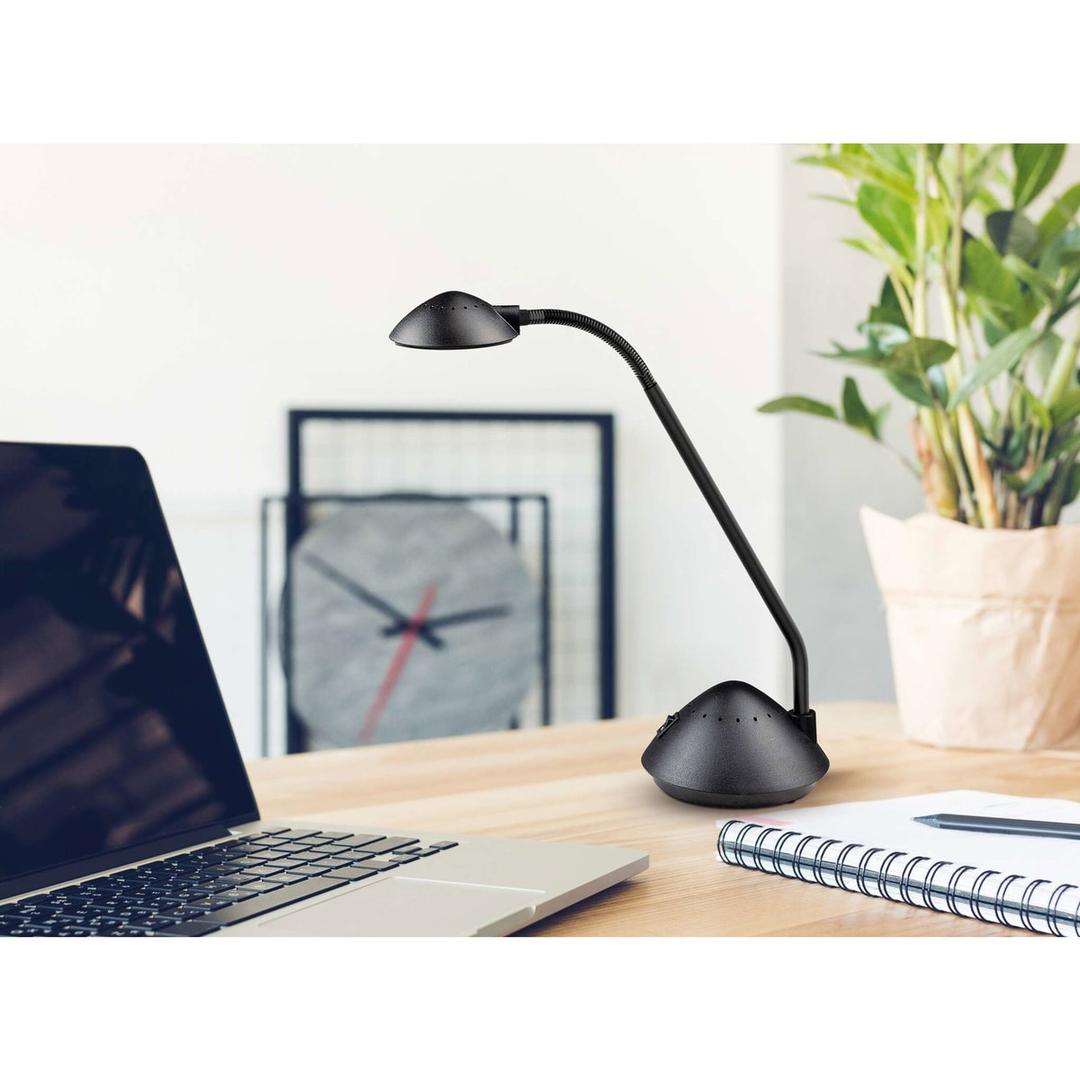 Lampe de bureau LED compacte, 3000 K arc noir MAUL - Lampe de bureau LED MAULarc noir, en situation