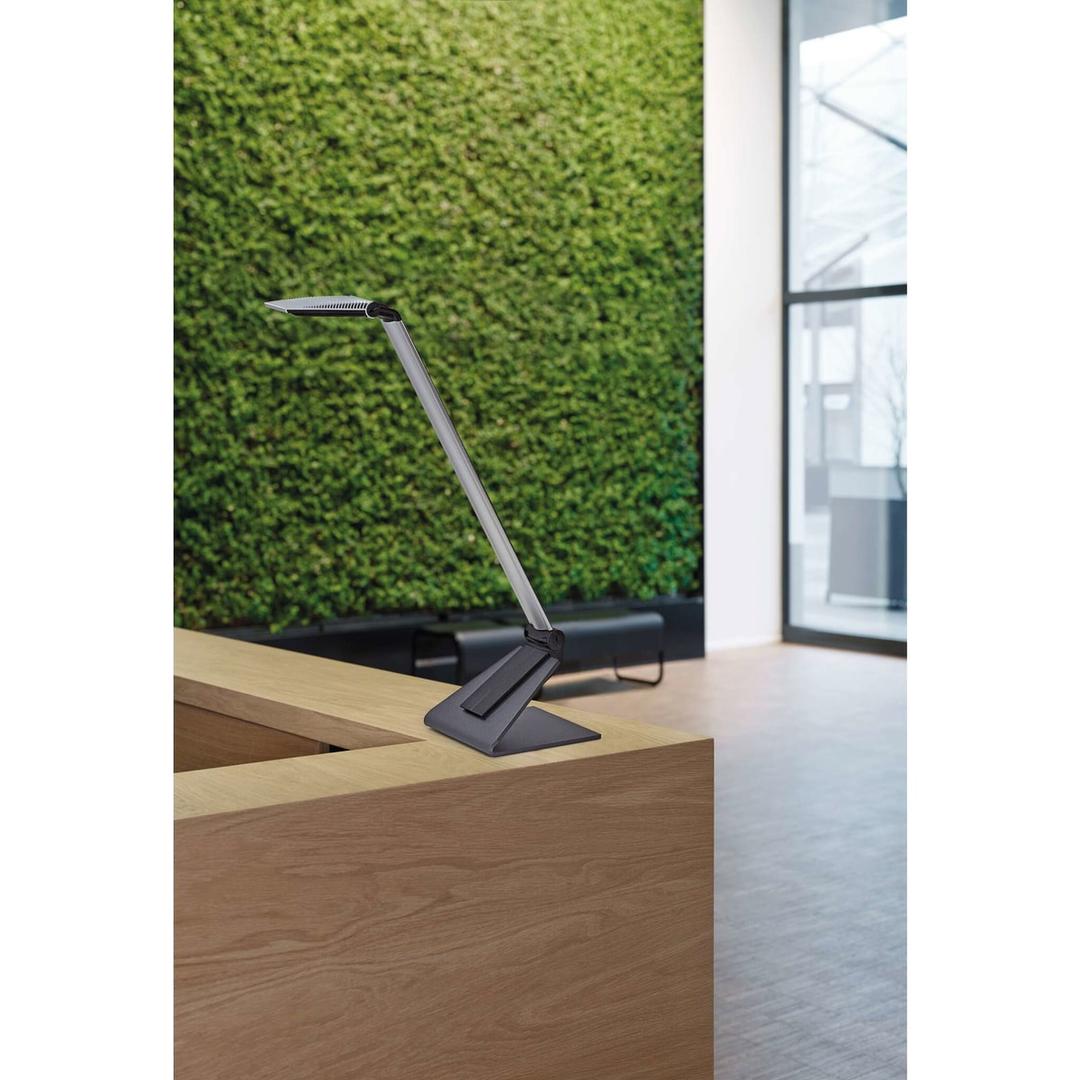 Lampe de bureau LED, garantie 5 ans solaris argent MAUL - Lampe de bureau LED MAULsolaris argent, en situation