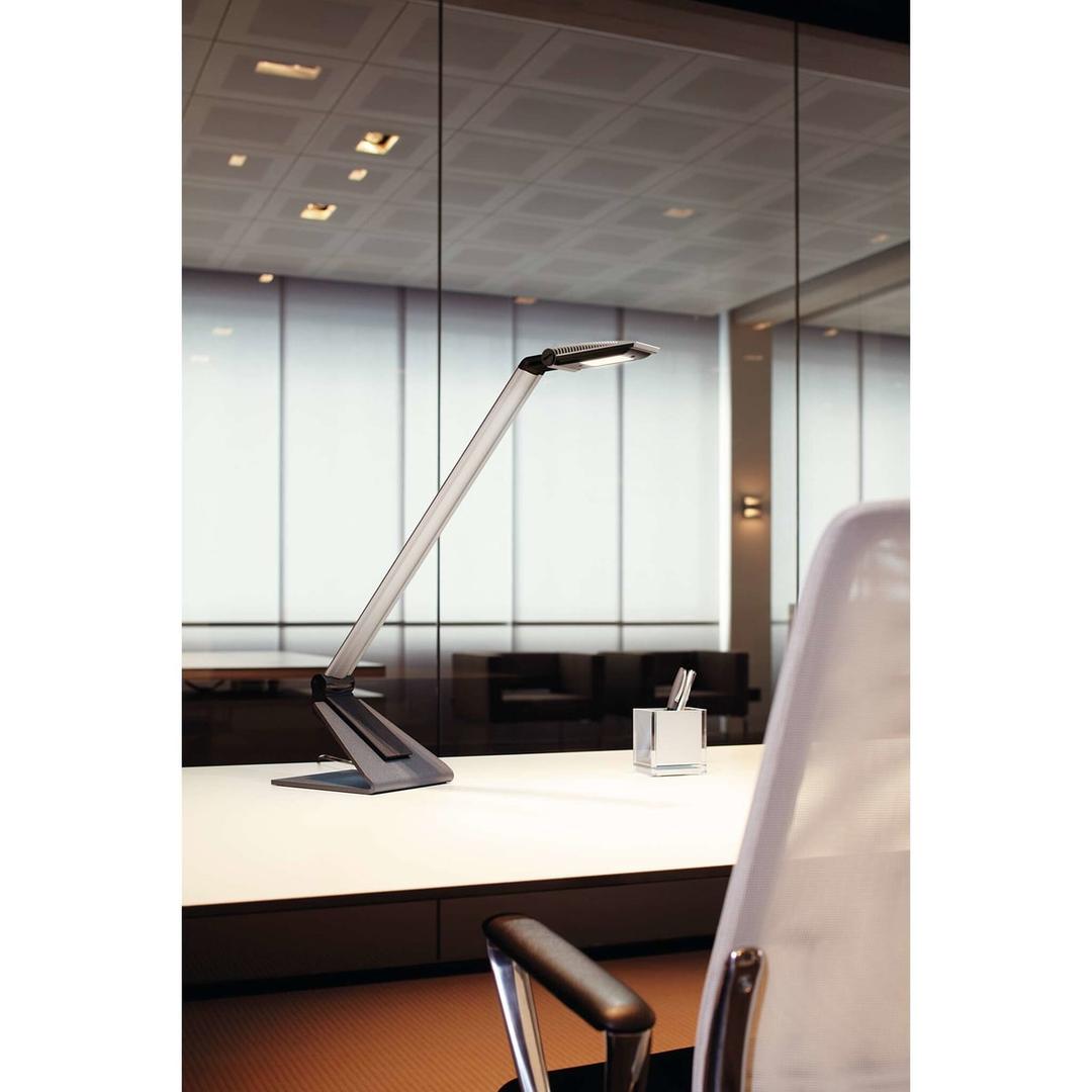 Lampe de bureau LED, garantie 5 ans solaris argent MAUL - Lampe de bureau LED MAULsolaris argent, en situation