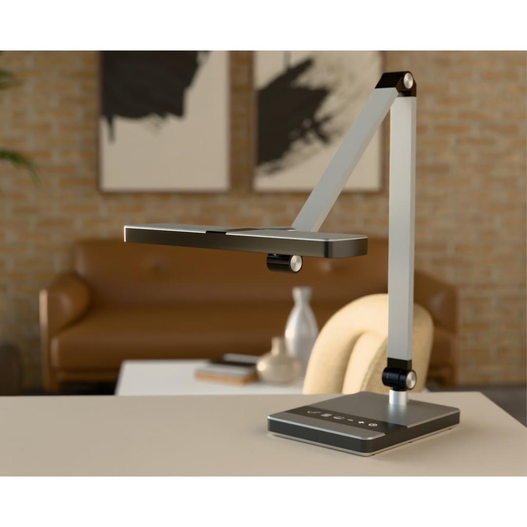 Lampe de bureau LED, double bras Nimbus argent HANSA - Lampe de bureau Hansa Nimbus argent, sur un bureau