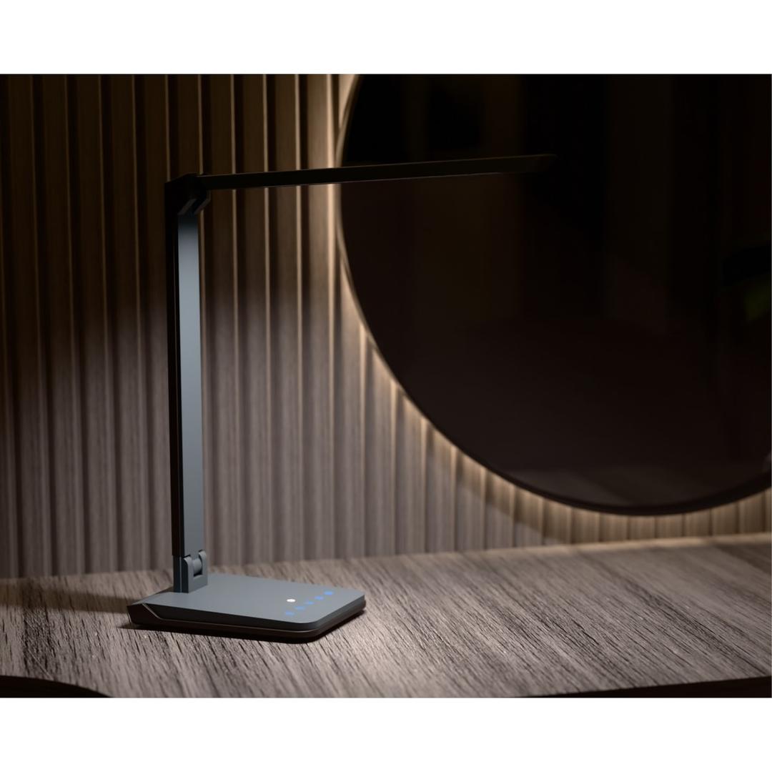 Lampe de bureau LED, capteur de luminosité Lumina gris métallisé HANSA - Lampe de bureau Hansa Lumina gris métallisé, allumée le soir