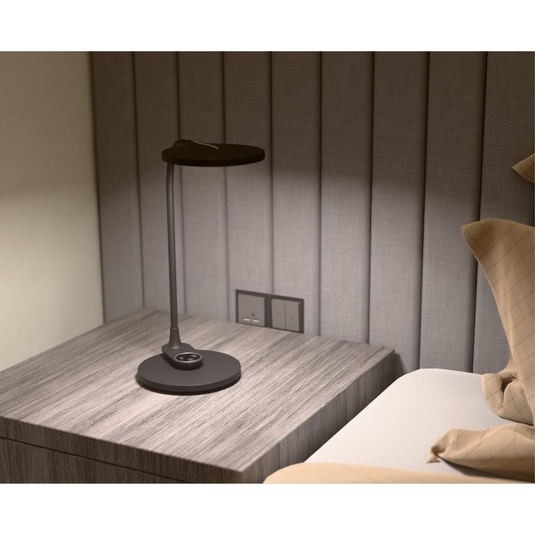 Lampe de bureau ou murale LED Horizon noir HANSA - Lampe de bureau Hansa Horizon noir, allumée sur une table de chevet