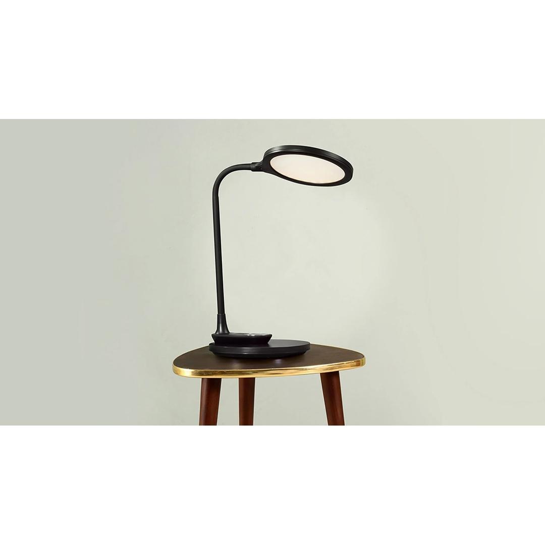 Lampe de bureau ou murale LED Horizon noir HANSA - Lampe de bureau Hansa Horizon noir, sur un guéridon