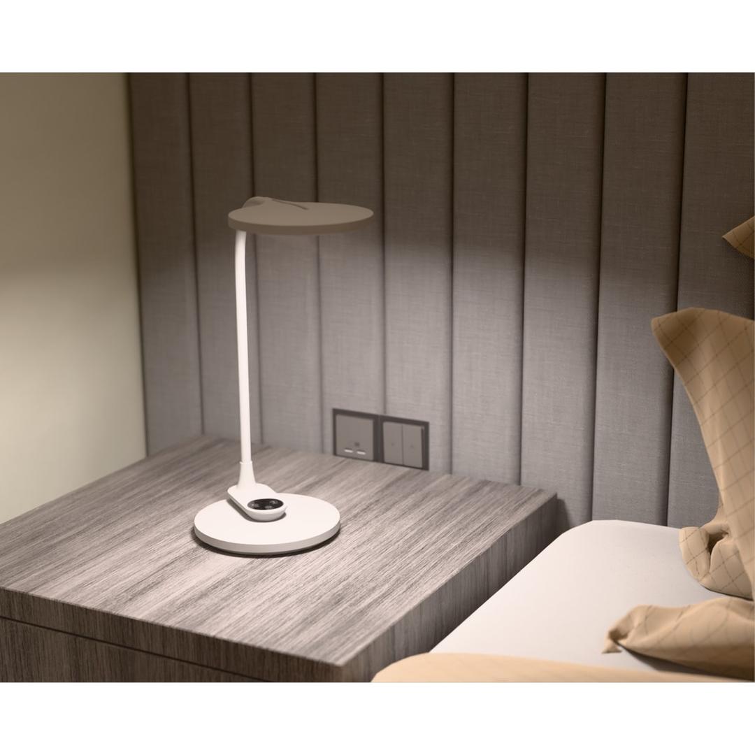 Lampe de bureau ou murale LED Horizon blanc HANSA - Lampe de bureau Hansa Horizon blanc, allumée sur une table de chevet