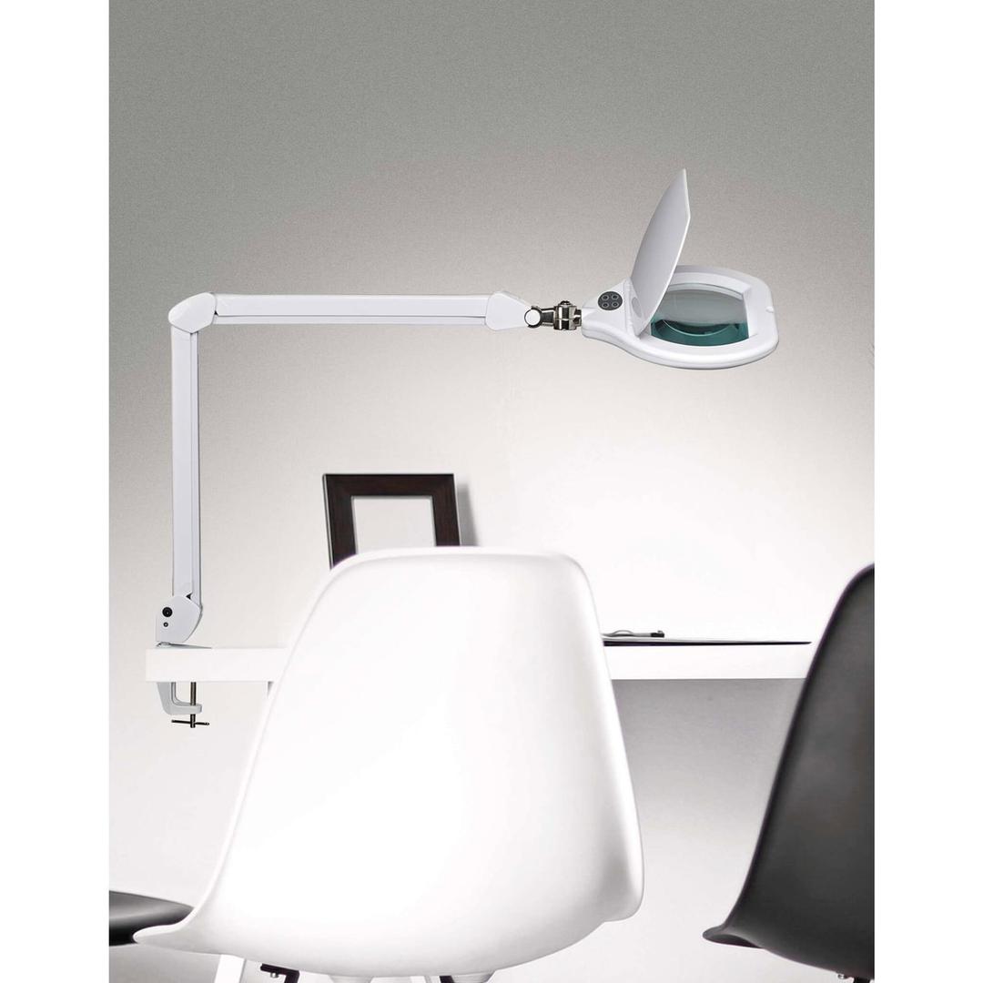 Lampe loupe LED dimmable à pince, lentille 234 cm² crystal blanc MAUL - Lampe loupe LED à pince MAULcrystal blanc, en situation