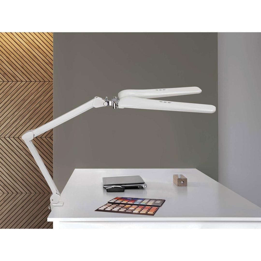 Lampe de travail LED dimmable à pince, deux têtes craft duo blanc MAUL - Lampe de travail LED à pince MAULcraft duo blanc, en situation