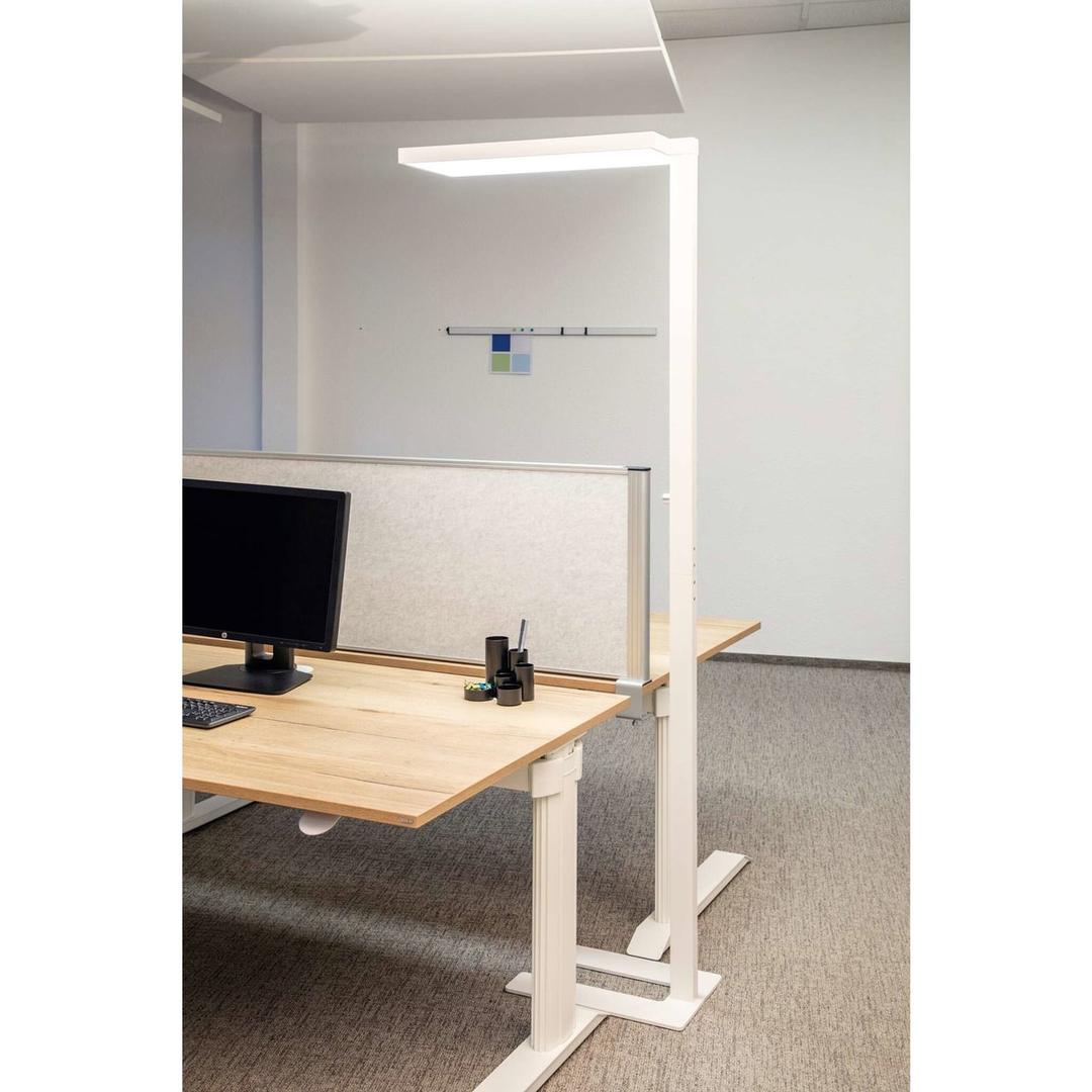 Lampadaire LED dimmable, direct et indirect jura blanc MAUL - Lampadaire LED dimmable MAULjura blanc, en situation