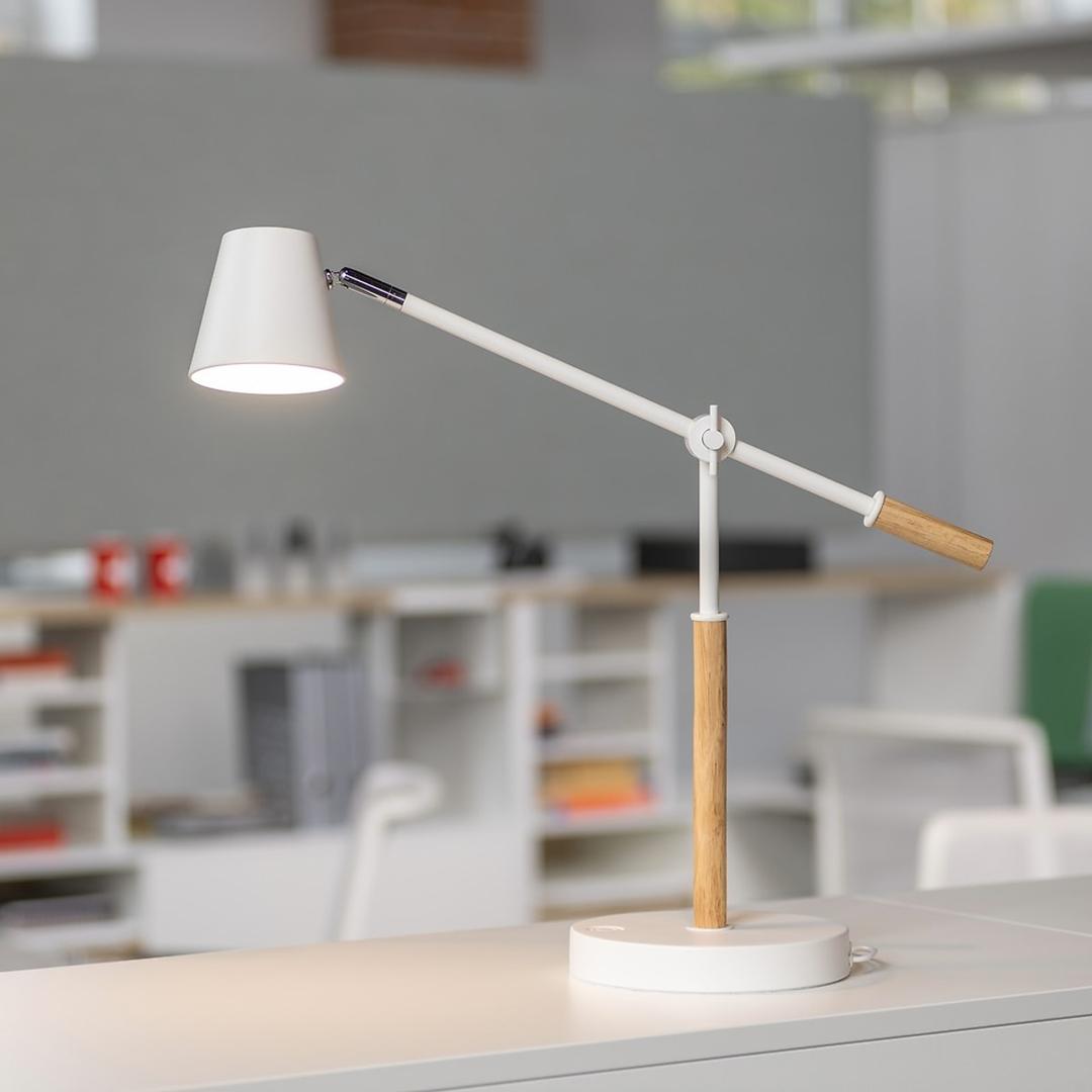 Lampe de bureau LED, port USB-C VICKY UNILUX - Lampe de bureau LED UNILUX VICKY blanc et hêtre, en situation sur un bureau