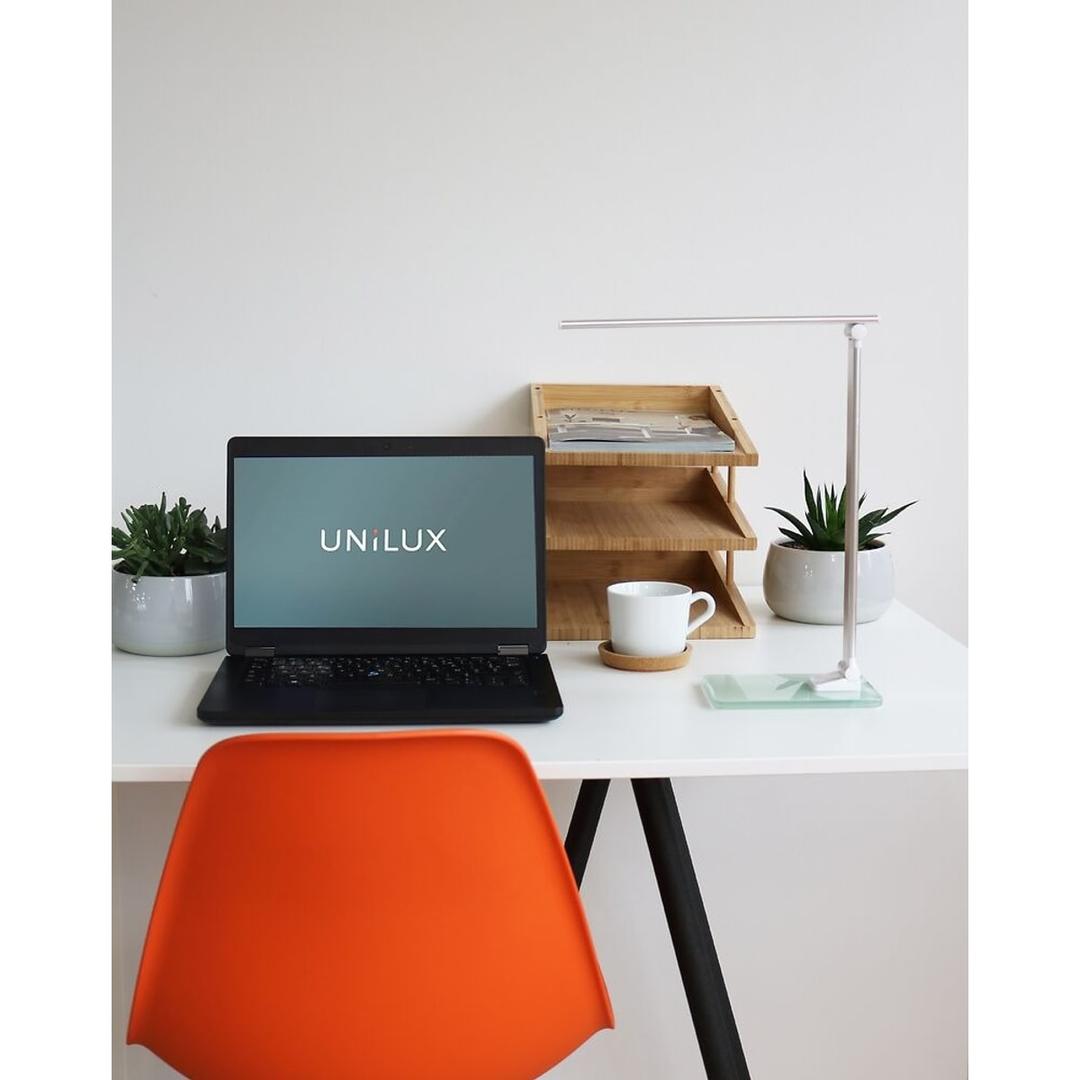Lampe de bureau LED alimentée par USB POPY UNILUX - Lampe de bureau LED alimentée par USB UNILUX POPY blanc et gris métal, en situation sur un bureau