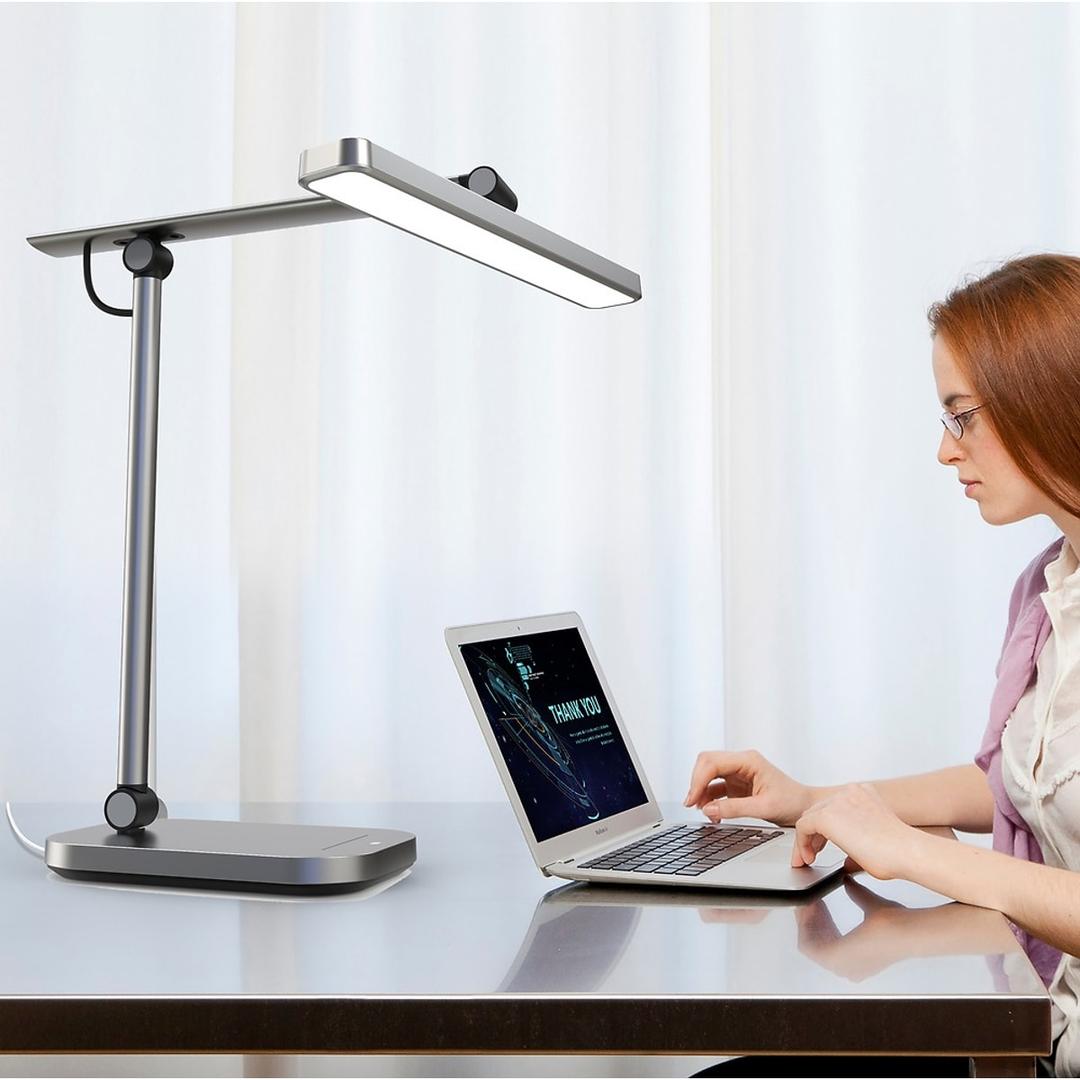 Lampe de bureau LED, capteur de luminosité PURELINE UNILUX - Lampe de bureau LED UNILUX PURELINE gris métal, en situation sur un bureau