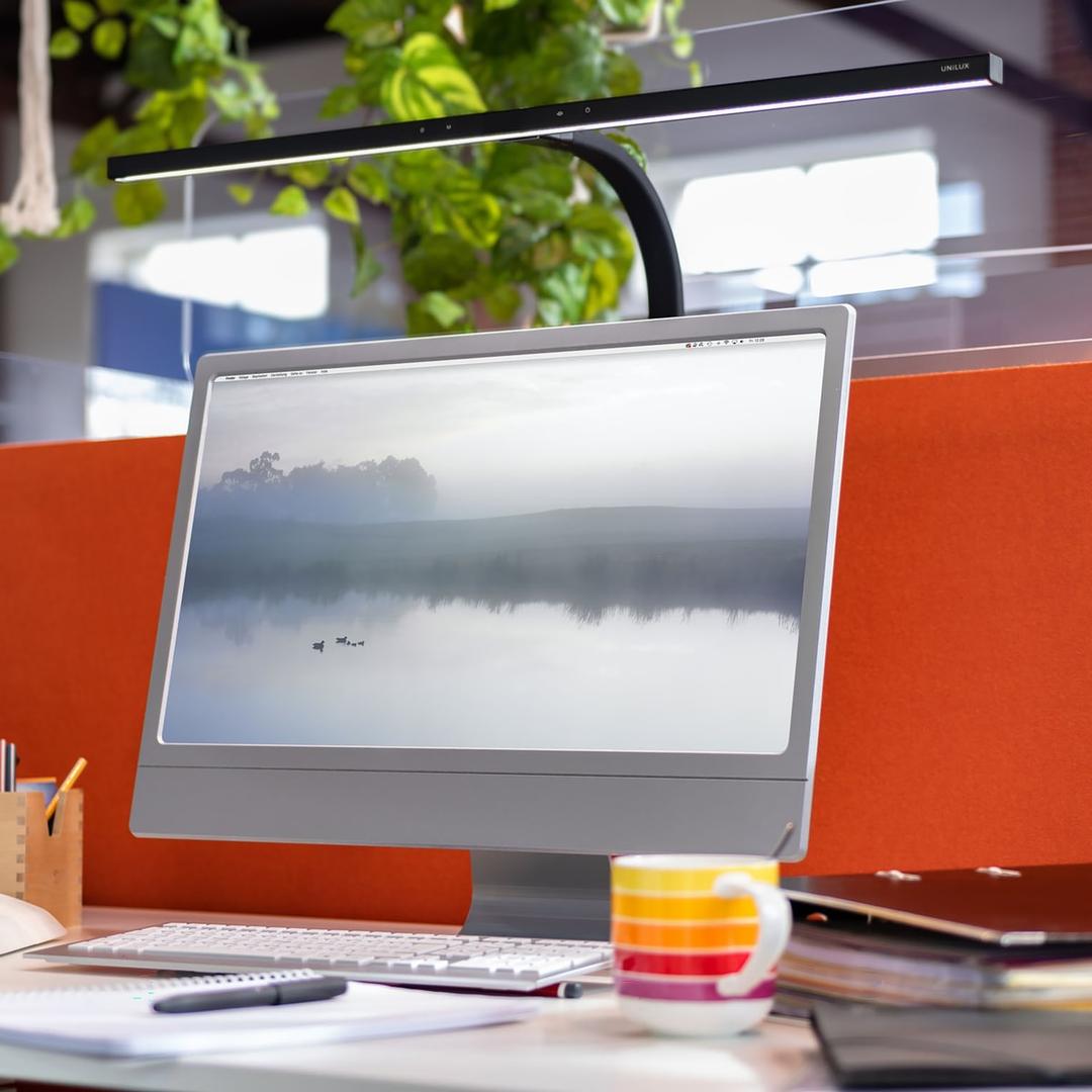 Lampe de bureau LED à pince, éclairage asymétrique STRATA UNILUX - Lampe de bureau LED à pince UNILUX STRATA noir, en situation au-dessus d'un écran