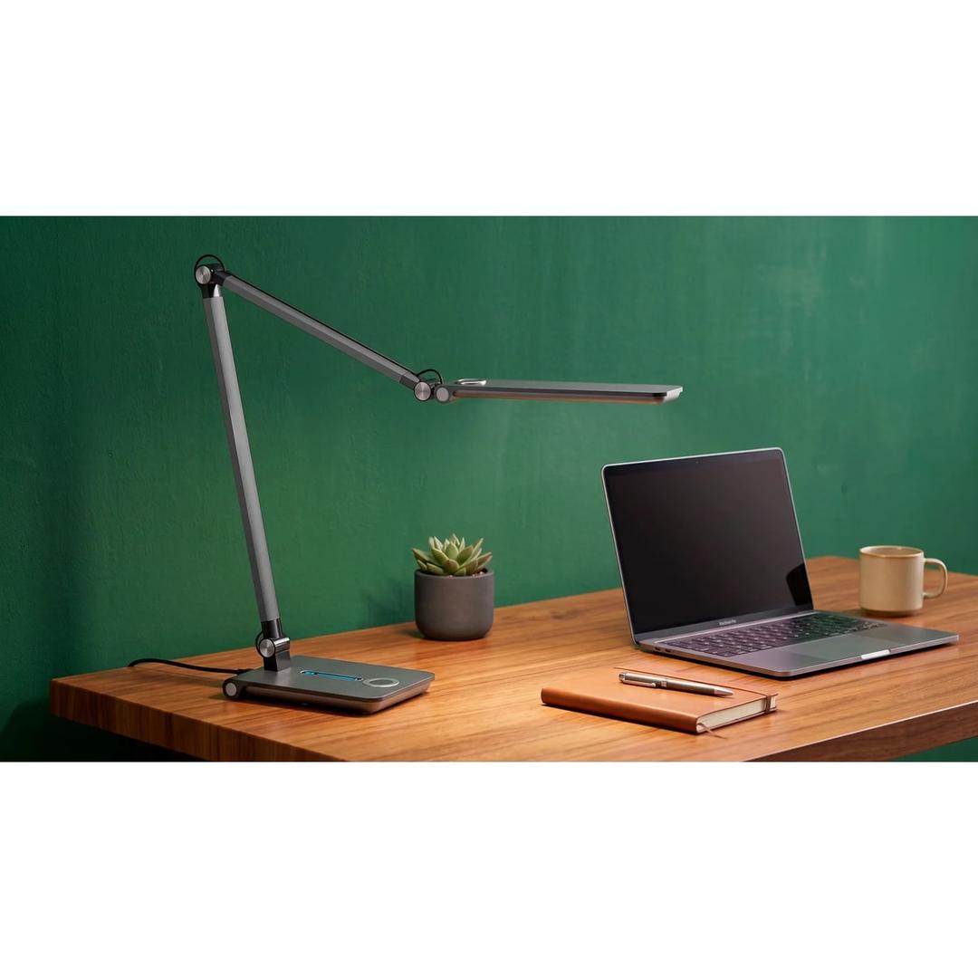 Lampe de bureau LED, grande portée Wave gris métallique HANSA - Lampe de bureau Hansa Wave gris métallique, sur un bureau