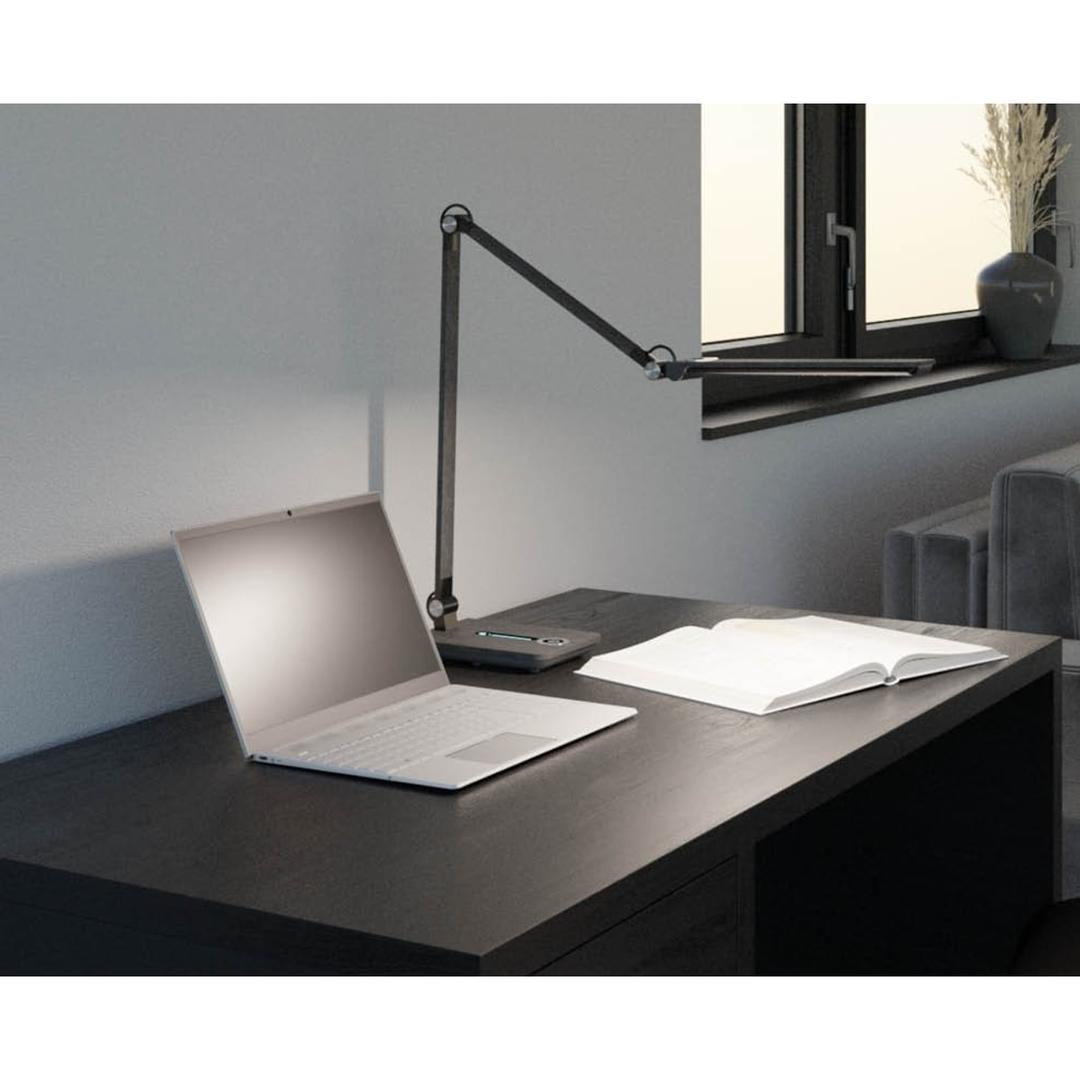 Lampe de bureau LED, grande portée Wave gris métallique HANSA - Lampe de bureau Hansa Wave gris métallique, allumée sur un bureau