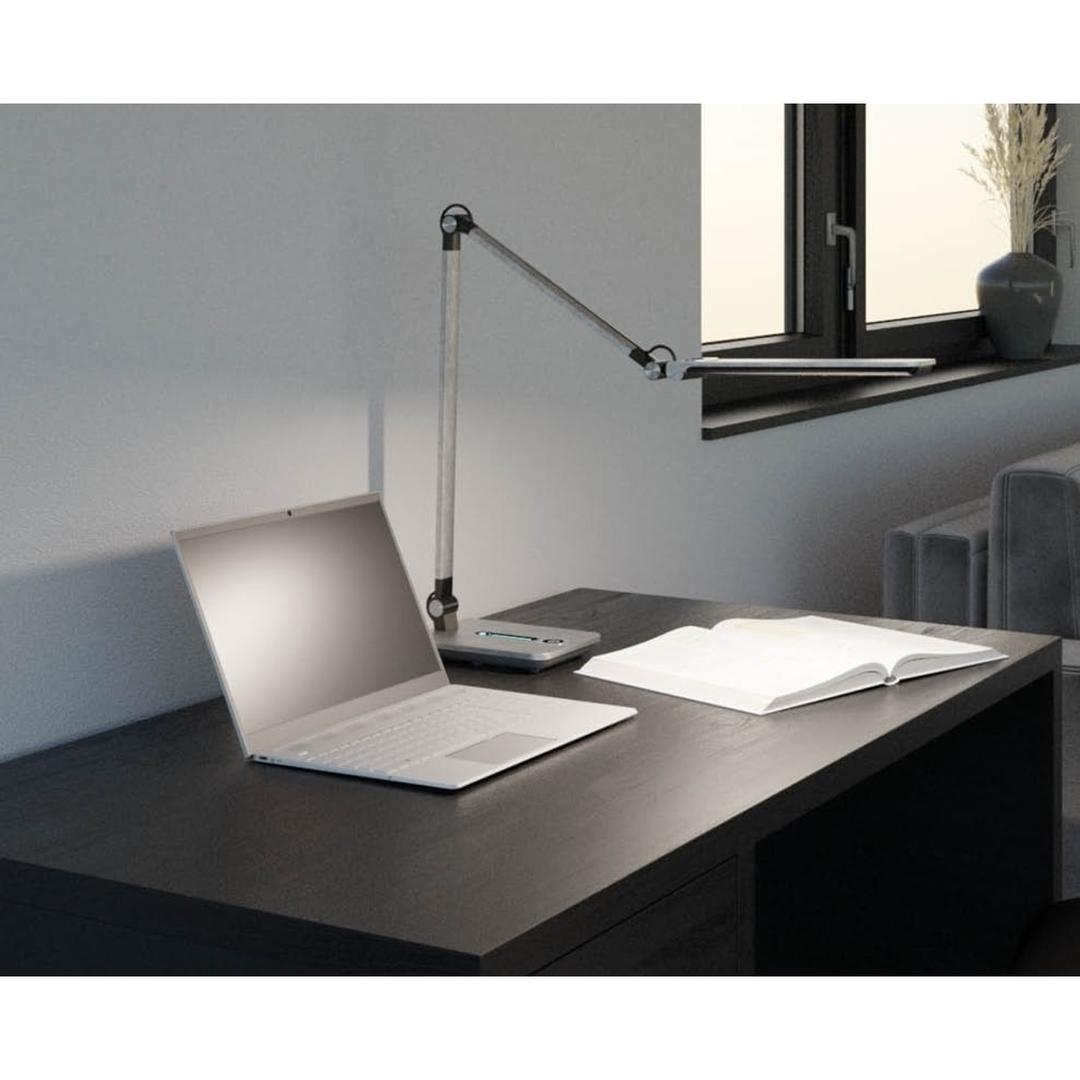 Lampe de bureau LED, grande portée Wave argent brossé HANSA - Lampe de bureau Hansa Wave argent brossé, allumée sur un bureau