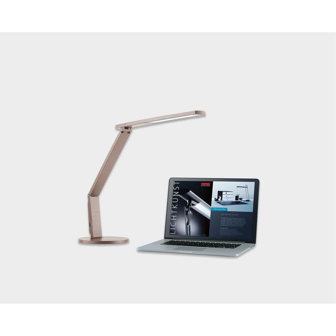 Lampe de bureau LED, 4 teintes et port USB Vario Plus champagne HANSA - Lampe de bureau Hansa Vario Plus champagne, à côté d'un ordinateur portable