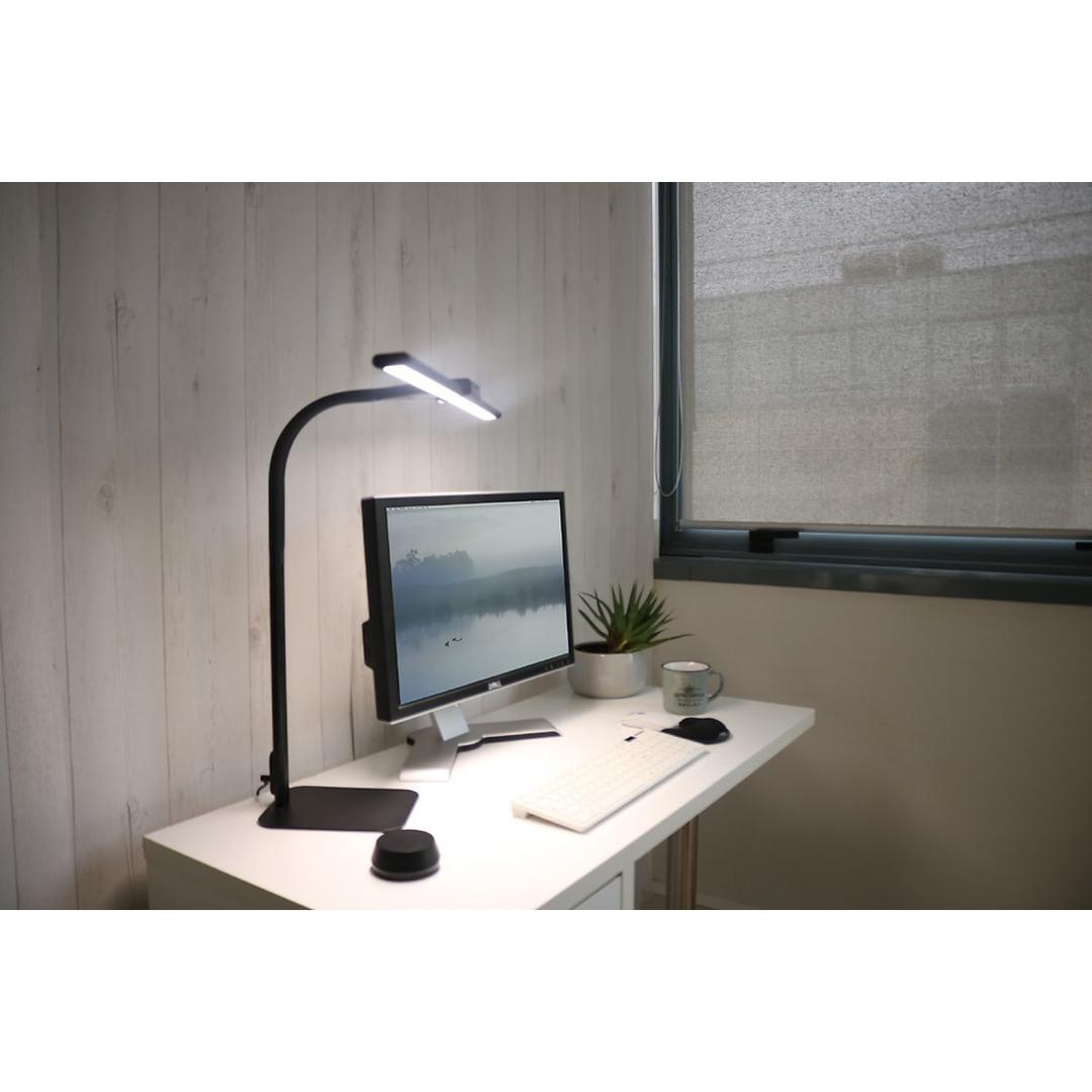 Lampe de bureau LED, télécommande sans fil STRATA BASE UNILUX - Lampe de bureau LED UNILUX STRATA BASE noir, en situation sur un bureau