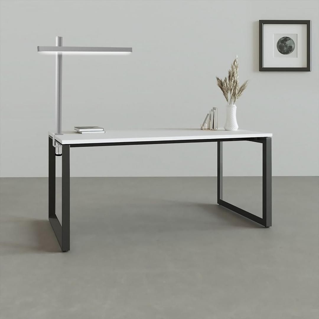 Lampe de bureau LED à pince, bras pivotant ZENITH UNILUX - Lampe de bureau LED à pince UNILUX ZENITH gris métal, en situation sur un bureau
