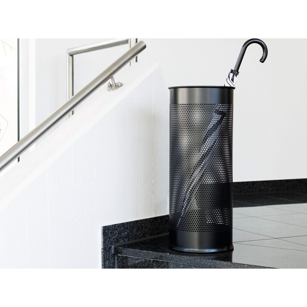 Porte-parapluies rond, 28,5 litres rond ajouré noir DURABLE - Porte-parapluies rond DURABLE rond ajouré noir, au pied d'un escalier