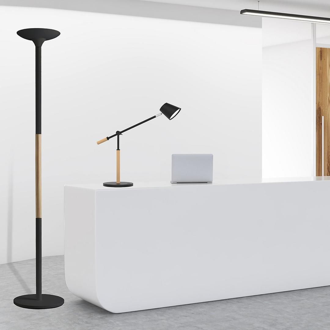 Lampadaire LED à éclairage indirect, acier et hêtre PRYSKA UNILUX - Lampadaire LED à éclairage indirect UNILUX PRYSKA noir et hêtre, en situation dans un bureau