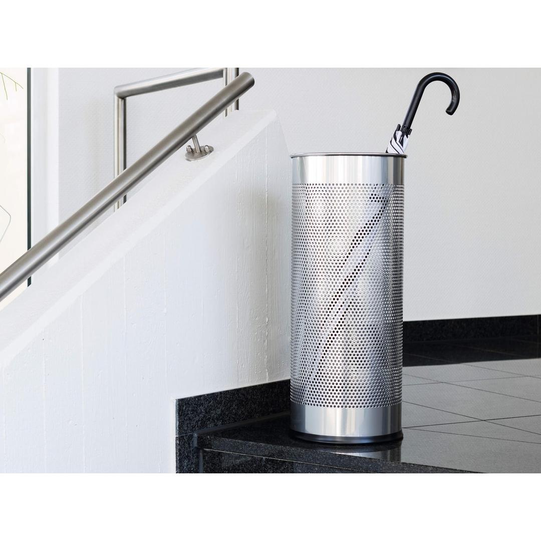 Porte-parapluies rond, 28,5 litres rond ajouré argent métallisé DURABLE - Porte-parapluies rond DURABLE rond ajouré argent métallisé, au pied d'un escalier