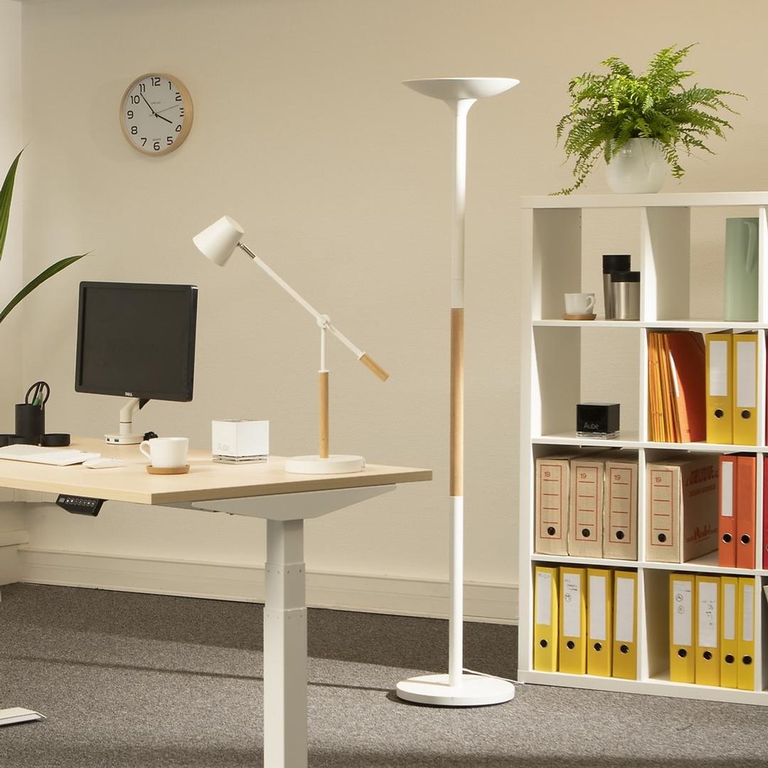 Lampadaire LED à éclairage indirect, acier et hêtre PRYSKA UNILUX - Lampadaire LED à éclairage indirect UNILUX PRYSKA blanc et hêtre, en situation dans un bureau