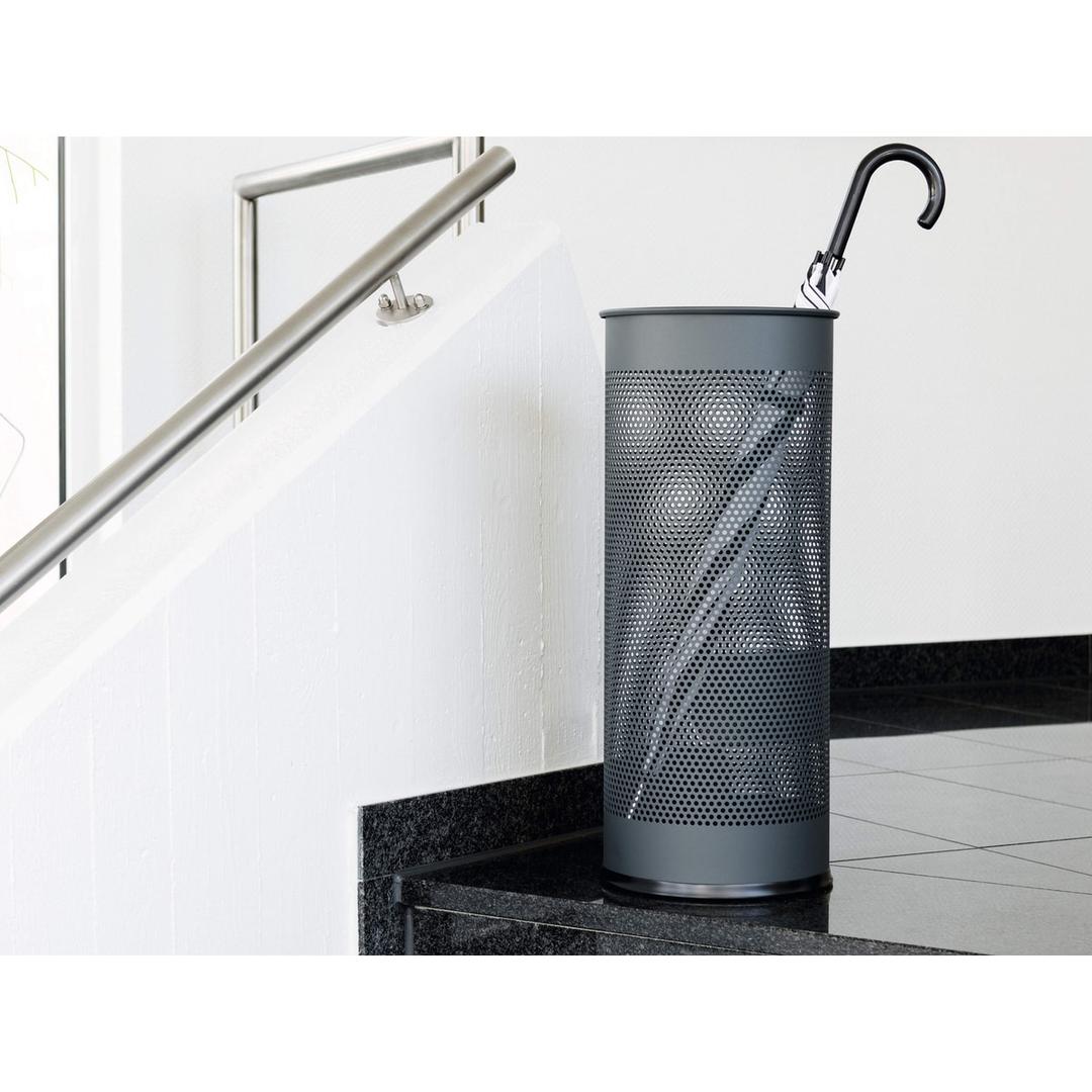 Porte-parapluies rond, 28,5 litres rond ajouré anthracite DURABLE - Porte-parapluies rond DURABLE rond ajouré anthracite, au pied d'un escalier