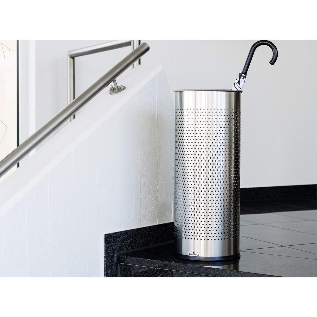 Porte-parapluies rond en inox, 28,5 litres rond ajouré inox DURABLE - Porte-parapluies rond en inox DURABLE rond ajouré inox, au pied d'un escalier