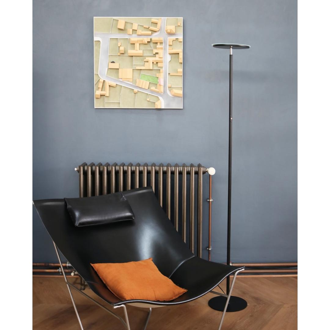 Lampadaire LED à éclairage indirect, vasque inclinable LEDDY UNILUX - Lampadaire LED à éclairage indirect UNILUX LEDDY noir, en situation dans un bureau