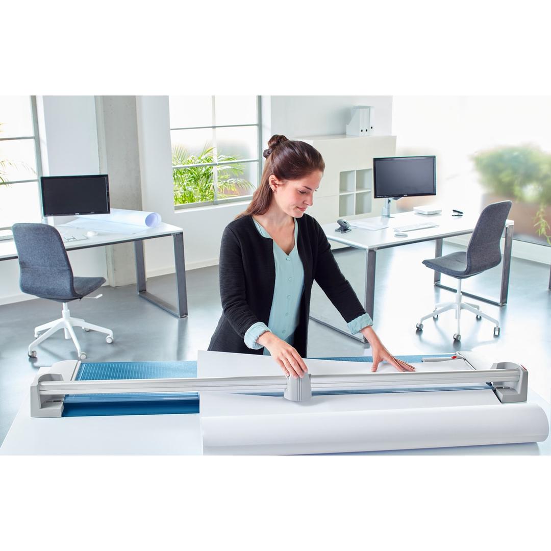 Coupeuse de plans A0 DAHLE 448 en situation au bureau : découpe d'un plan grand format