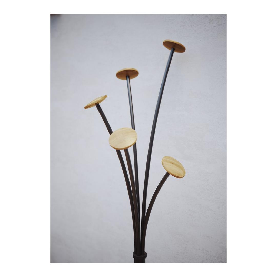 Portemanteau sur pied, 5 grandes patères FESTIVAL ALBA - Portemanteau sur pied ALBA FESTIVAL noir et bois, tête à 5 patères en bois, détail