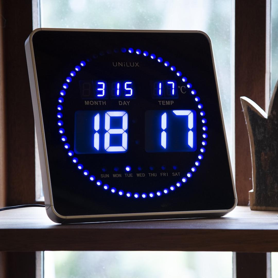 Horloge murale digitale LED, date et température FLO LED noir UNILUX - Horloge murale digitale LED UNILUX FLO LED noir, en situation