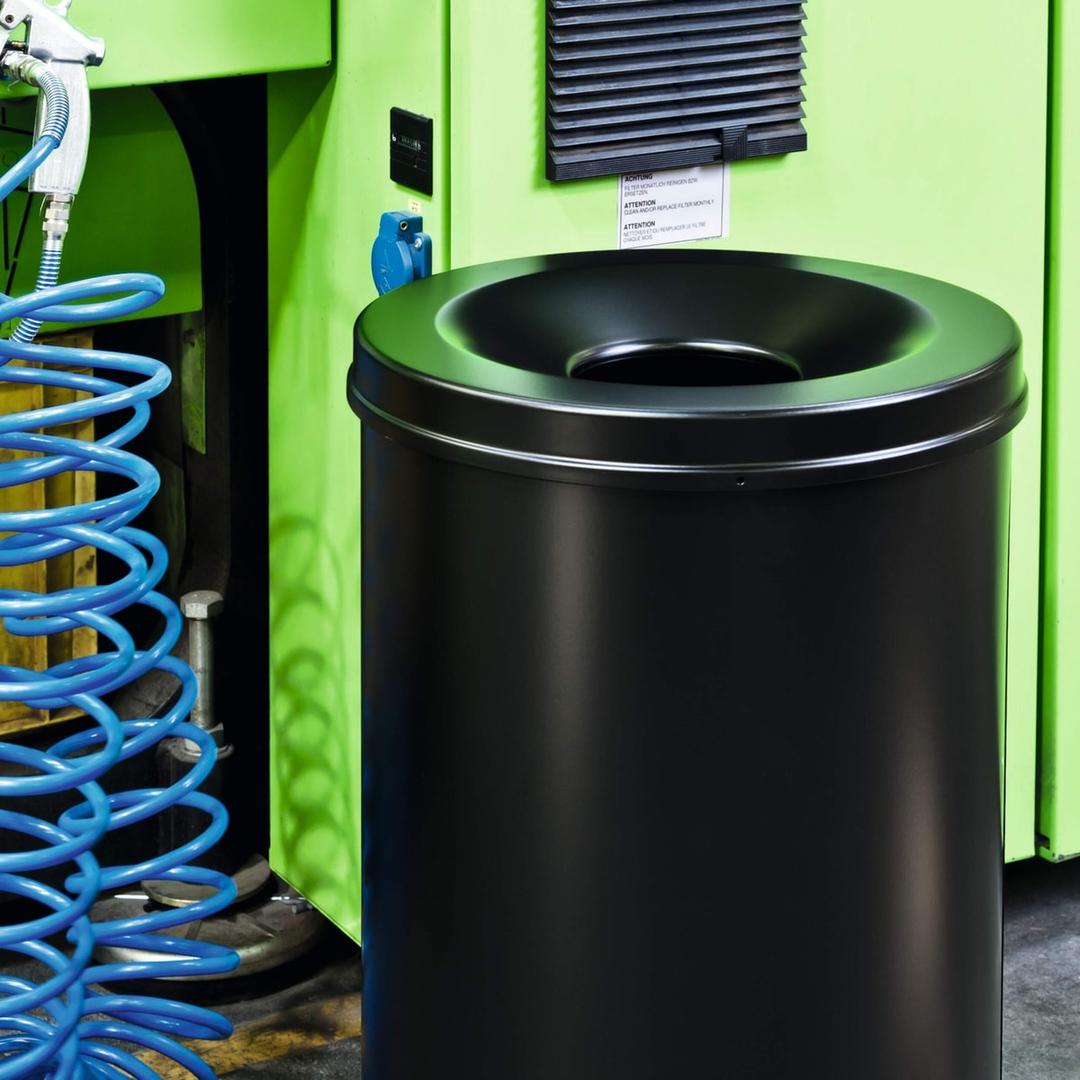 Corbeille anti-feu, couvercle étouffoir SAFE 60 litres DURABLE - Corbeille anti-feu DURABLE SAFE 60 litres noire, en atelier, près d'une machine