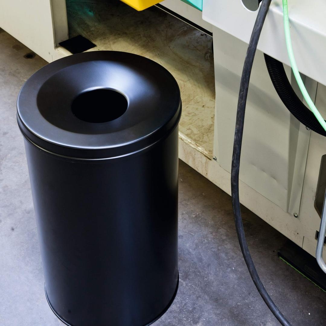Corbeille anti-feu, couvercle étouffoir SAFE 60 litres DURABLE - Corbeille anti-feu DURABLE SAFE 60 litres noire, en atelier, couvercle étouffoir