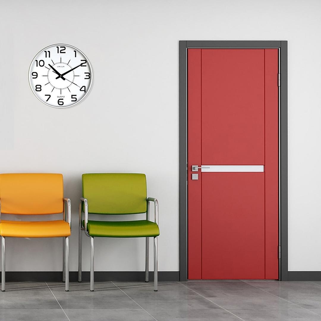 Grande horloge murale silencieuse, Ø 38 cm MAXI POP gris métal UNILUX - Grande horloge murale silencieuse UNILUX MAXI POP gris métal, en situation dans un couloir