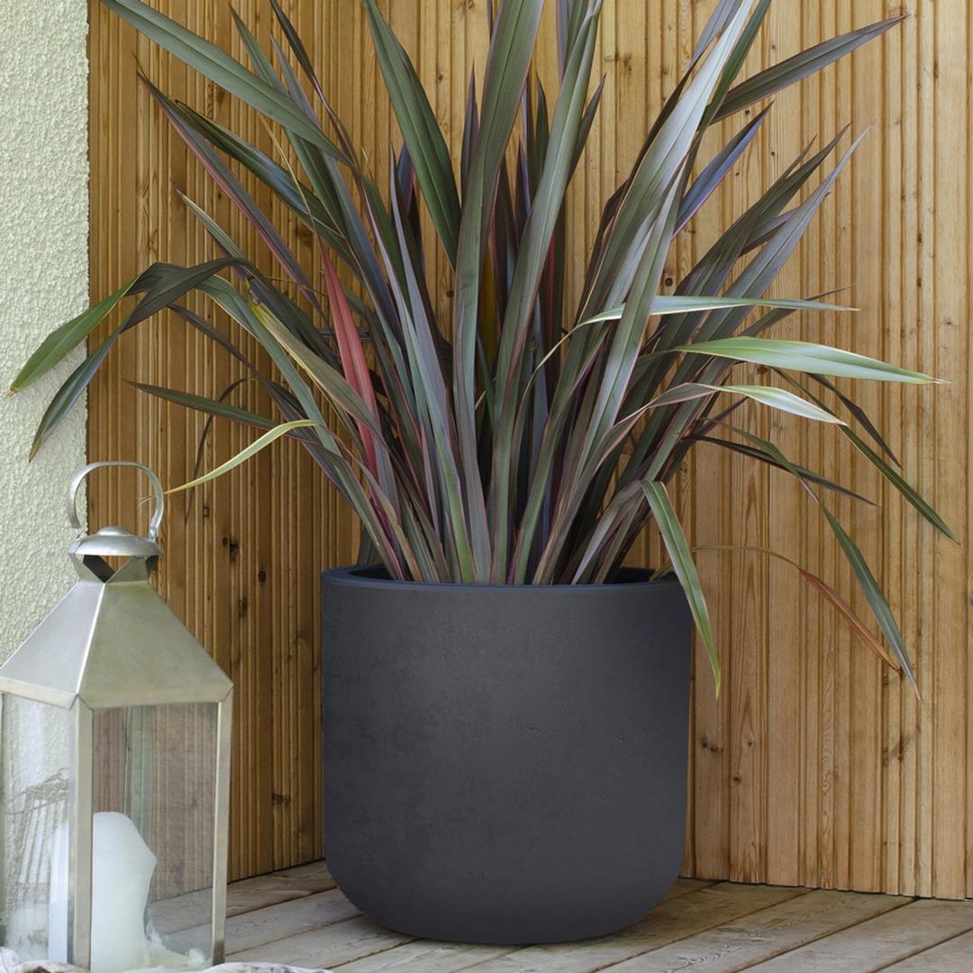 Pot de fleurs rond, décor béton BASALT'UP Ø 40 cm anthracite POÉTIC - Pot de fleurs rond Poétic BASALT'UP Ø 40 cm anthracite, en situation sur une terrasse